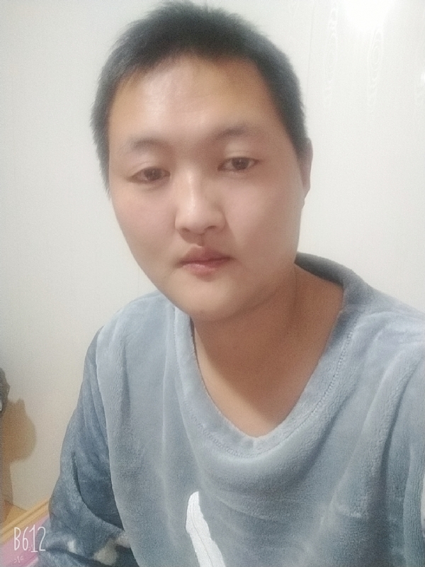 烟圈里透着伤的第一张照片--温州相亲服务中心
